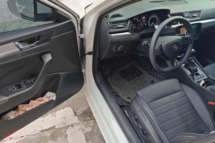 Used Skoda Superb 2019 Facelifted TSI280 DSG Comfort Edition Interior 3