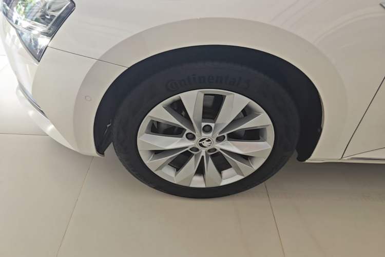 Used Skoda Superb 2019 Restyled TSI330 DSG Comfort Edition Left Front Wheel Hub