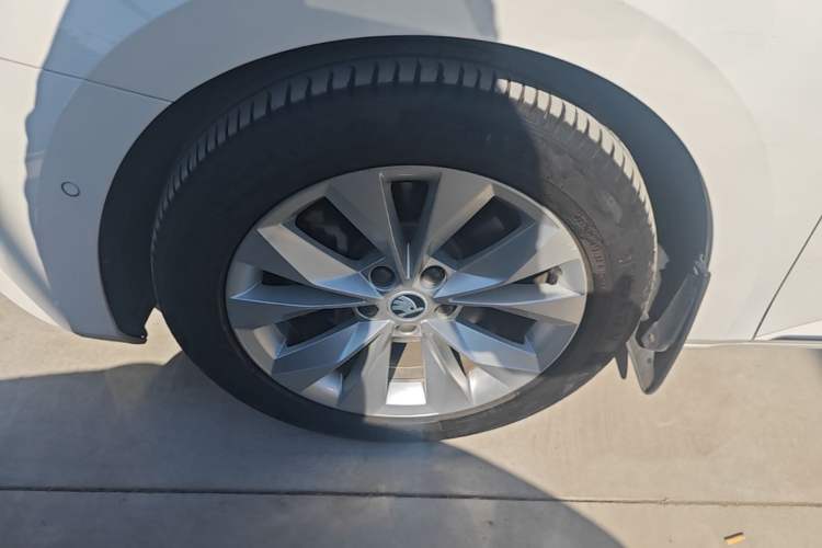 Used Skoda Superb 2019 Restyled TSI330 DSG Comfort Edition Left Front Wheel Hub