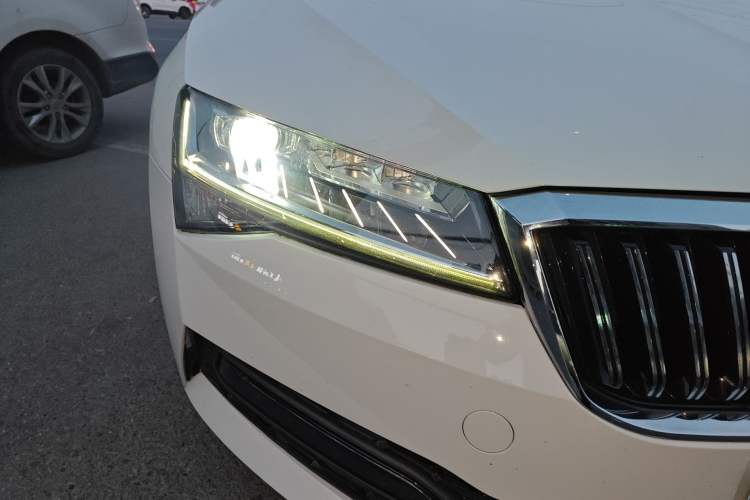 Used Skoda Superb 2019 TSI280 DSG Standard Edition Right Front Headlight