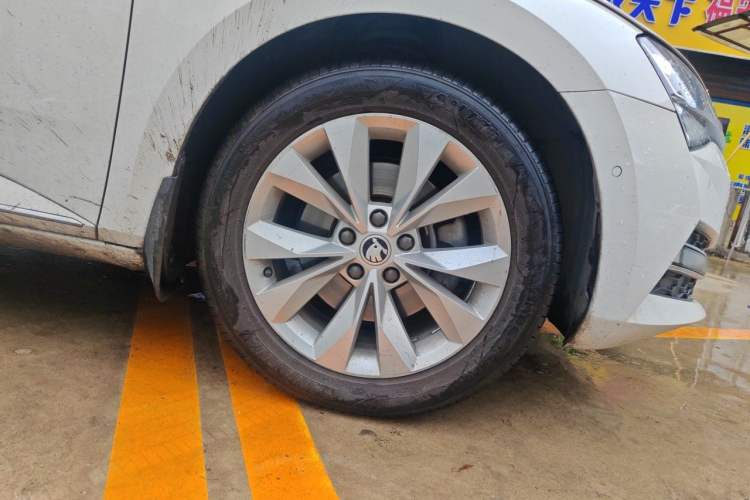 Used Skoda Superb 2019 TSI330 DSG Comfort Edition Right Front Wheel Hub