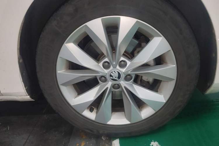 Used Skoda Superb 2019 Restyled TSI330 DSG Comfort Edition Right Front Wheel Hub