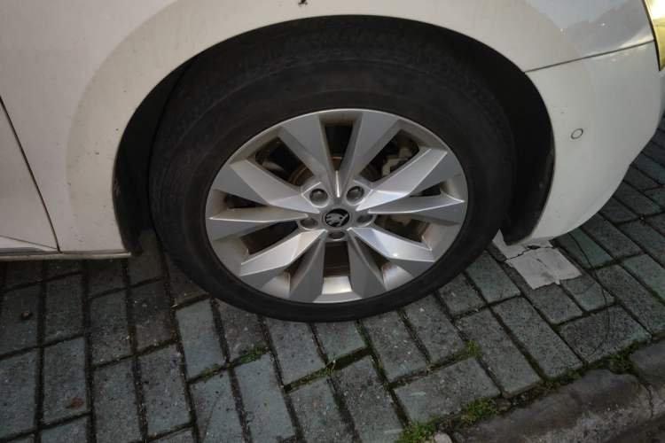 Used Skoda Superb 2019 Restyled TSI330 DSG Comfort Edition Right Front Wheel Hub