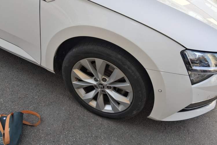 Used Skoda Superb 2019 Restyled TSI330 DSG Comfort Edition Right Front Wheel Hub