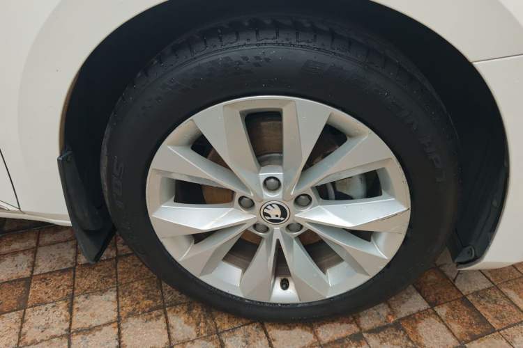 Used Skoda Superb 2019 Facelifted TSI280 DSG Comfort Edition Right Front Wheel Hub