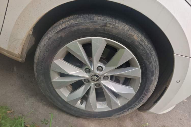 Used Skoda Superb 2019 Facelifted TSI280 DSG Comfort Edition Right Front Wheel Hub