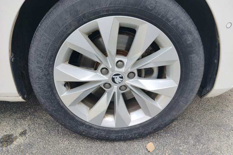 Used Skoda Superb 2019 TSI280 DSG Comfort Edition Right Front Wheel Hub
