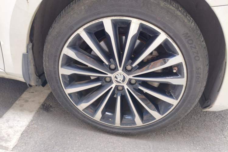 Used Skoda Superb 2019 Restyled TSI330 DSG Comfort Edition Right Front Wheel Hub