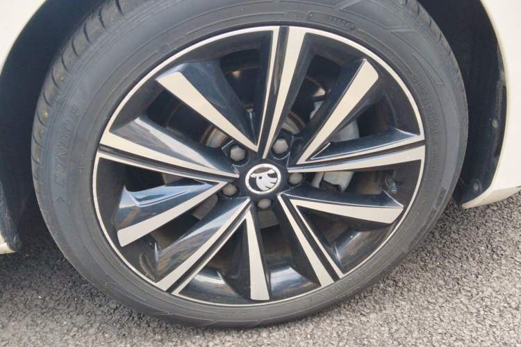 Used Skoda Superb 2019 TSI330 DSG Luxury Edition Right Front Wheel Hub