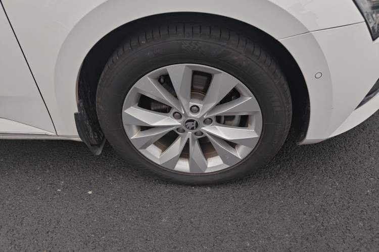 Used Skoda Superb 2019 Facelifted TSI280 DSG Comfort Edition Right Front Wheel Hub