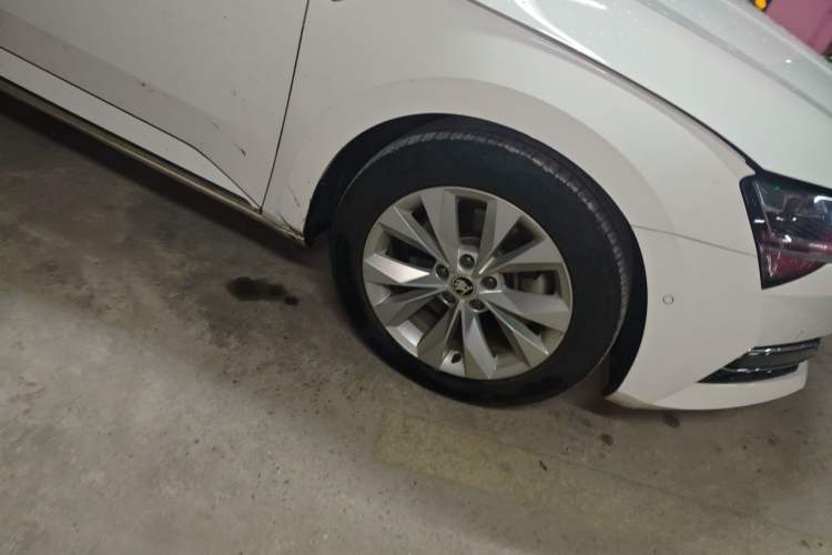 Used Skoda Superb 2019 Restyled TSI330 DSG Comfort Edition Right Front Wheel Hub