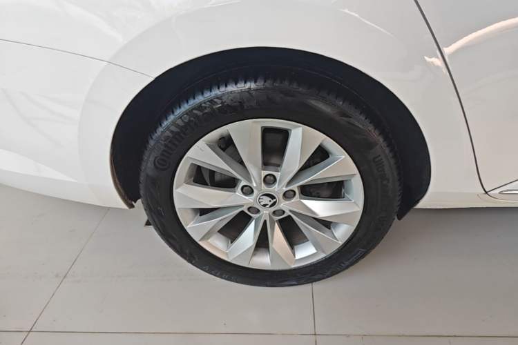 Used Skoda Superb 2019 Restyled TSI330 DSG Comfort Edition Right Rear Wheel Hub
