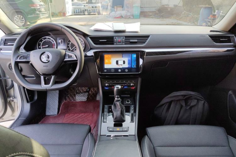 Used Skoda Superb 2019 Facelifted TSI280 DSG Comfort Edition Center Console