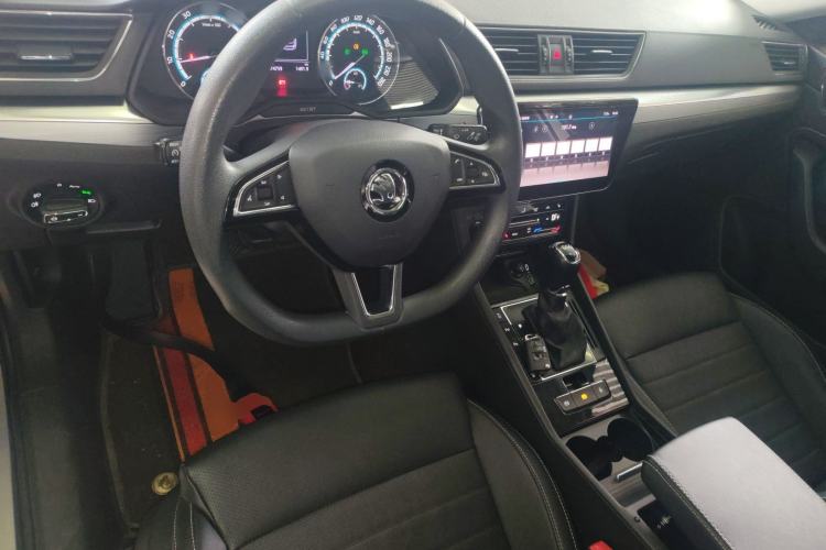 Used Skoda Superb 2019 Facelifted TSI280 DSG Comfort Edition Center Console