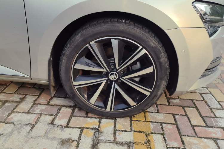 Used Skoda Superb 2019 Restyled TSI330 DSG Comfort Edition Right Front Wheel Hub