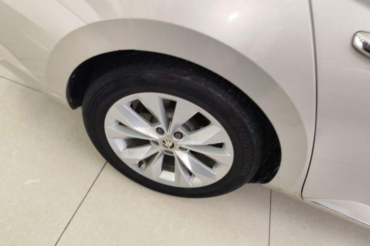Used Skoda Superb 2019 Facelifted TSI280 DSG Comfort Edition Right Rear Wheel Hub