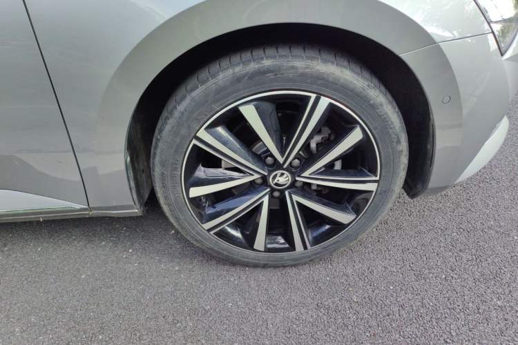 Used Skoda Superb 2021 TSI330 DSG Comfort Edition Right Front Wheel Hub