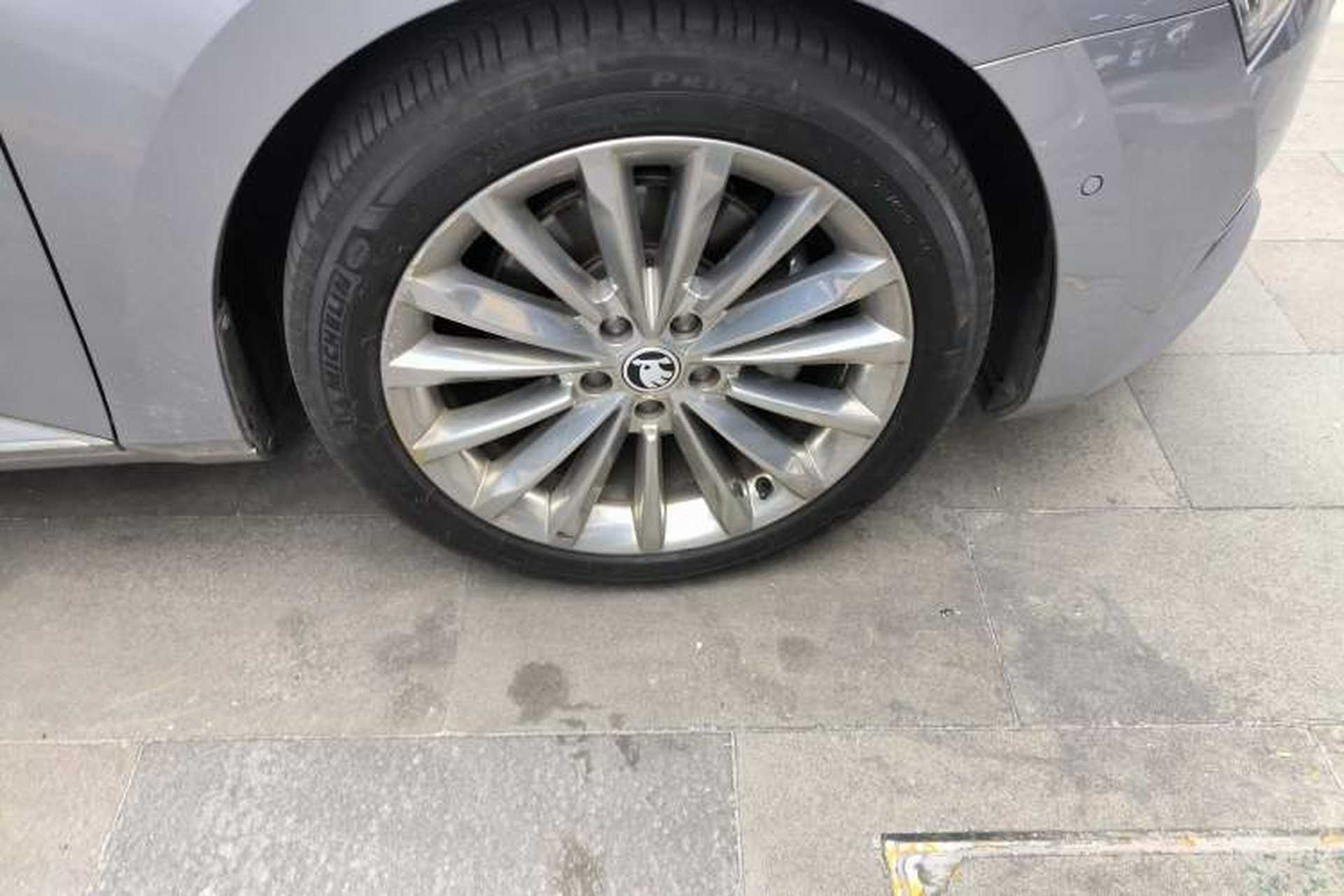 Used Skoda Superb 2021 TSI380 DSG Flagship Edition Right Front Wheel Hub