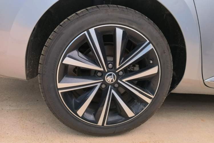 Used Skoda Superb 2021 TSI330 DSG Comfort Edition Right Rear Wheel Hub