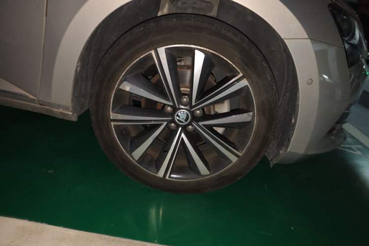 Used Skoda Superb 2021 TSI330 DSG Comfort Edition Right Front Wheel Hub