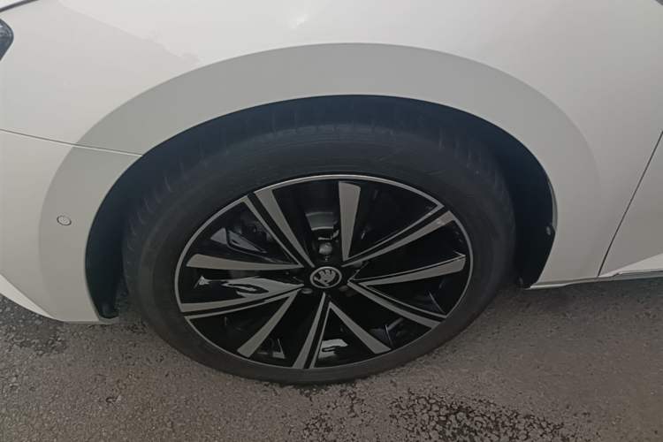 Used Skoda Superb 2021 TSI330 DSG Comfort Edition Left Front Wheel Hub