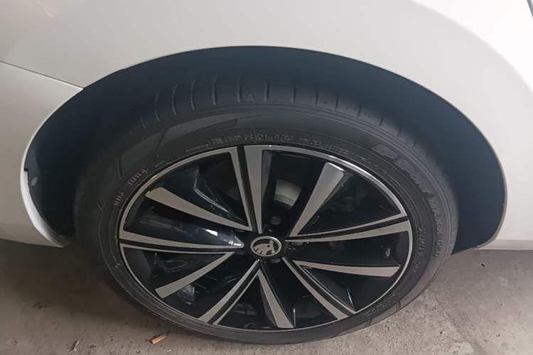 Used Skoda Superb 2021 TSI330 DSG Comfort Edition Right Rear Wheel Hub
