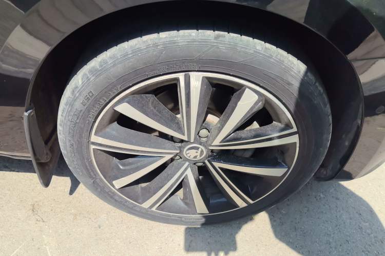 Used Skoda Superb 2022 TSI280 DSG Luxury Edition Right Front Wheel Hub