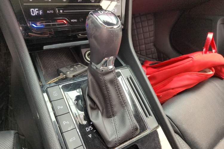 Used Skoda Superb 2022 TSI330 DSG Luxury Edition Gear Lever
