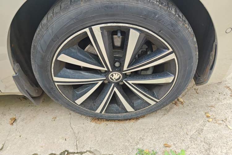 Used Skoda Superb 2022 TSI280 DSG Luxury Edition Right Front Wheel Hub