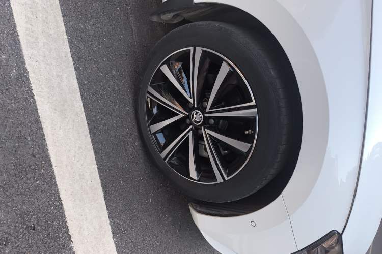 Used Skoda Superb 2022 TSI330 DSG Luxury Edition Right Front Wheel Hub