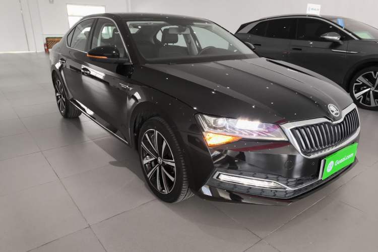 Used Skoda Superb 2023 Facelifted TSI280 DSG Luxury Edition Front Right 45 Deg