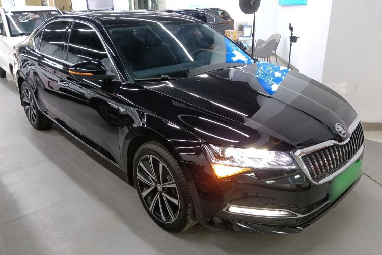 Used Skoda Superb 2023 Facelifted TSI280 DSG Luxury Edition Front Right 45 Deg