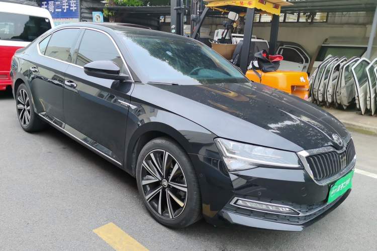 Used Skoda Superb 2023 Restyled TSI330 DSG Luxury Edition Front Right 45 Deg