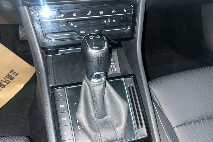Used Skoda Superb 2023 Facelifted TSI280 DSG Luxury Edition Gear Lever