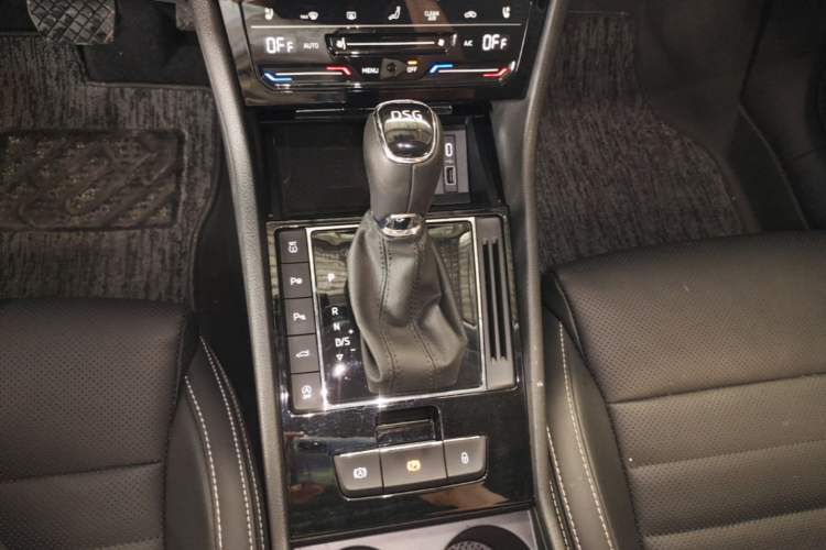 Used Skoda Superb 2023 Restyled TSI330 DSG Luxury Edition Gear Lever