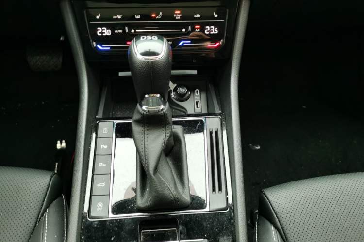Used Skoda Superb 2023 Facelifted TSI280 DSG Luxury Edition Gear Lever