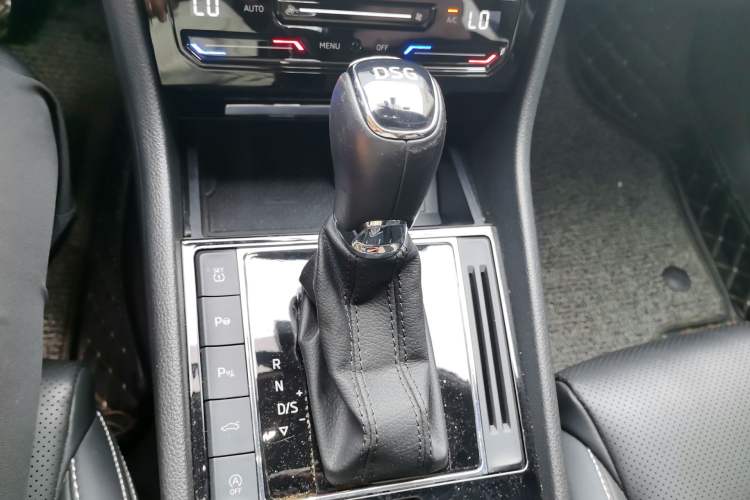 Used Skoda Superb 2023 Restyled TSI330 DSG Luxury Edition Gear Lever