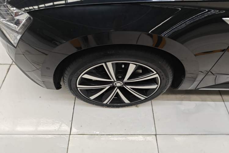Used Skoda Superb 2023 Facelifted TSI280 DSG Luxury Edition Left Front Wheel Hub