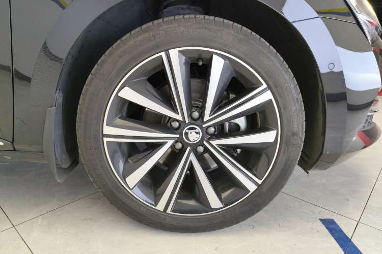 Used Skoda Superb 2023 Facelifted TSI280 DSG Luxury Edition Left Front Wheel Hub