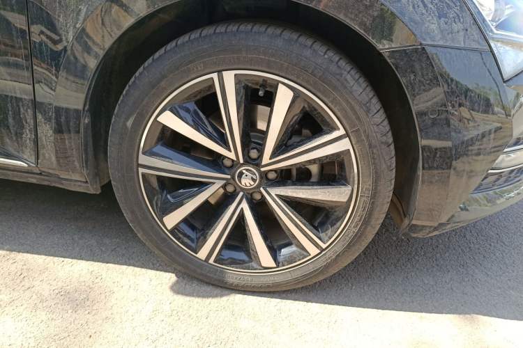 Used Skoda Superb 2023 Facelifted TSI280 DSG Luxury Edition Right Front Wheel Hub