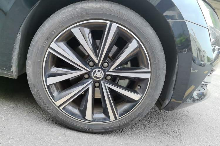 Used Skoda Superb 2023 Restyled TSI330 DSG Luxury Edition Right Front Wheel Hub