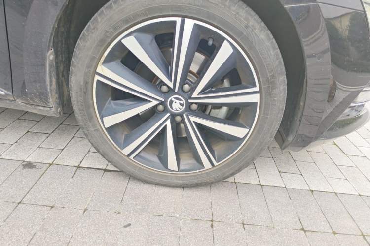 Used Skoda Superb 2023 Restyled TSI330 DSG Luxury Edition Right Front Wheel Hub