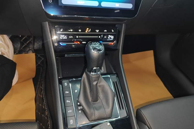 Used Skoda Superb 2023 Facelifted TSI280 DSG Luxury Edition Gear Lever