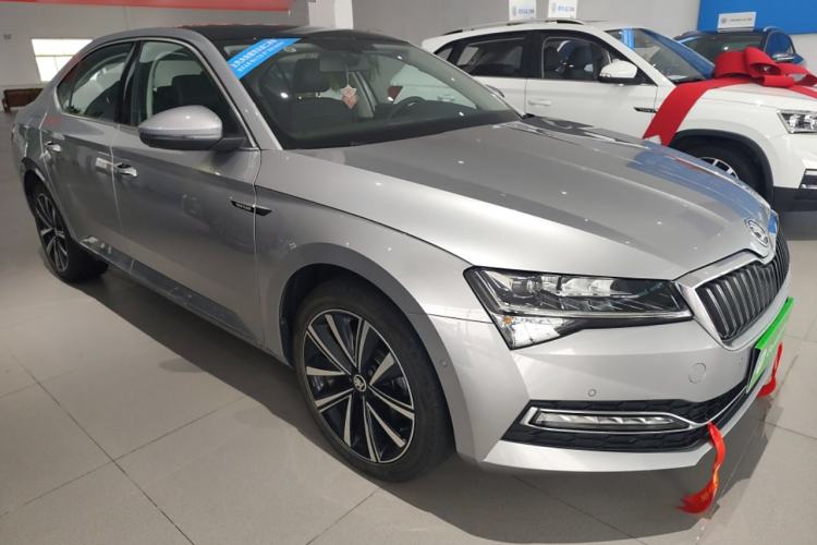 Used Skoda Superb 2023 Facelifted TSI280 DSG Luxury Edition Front Right 45 Deg