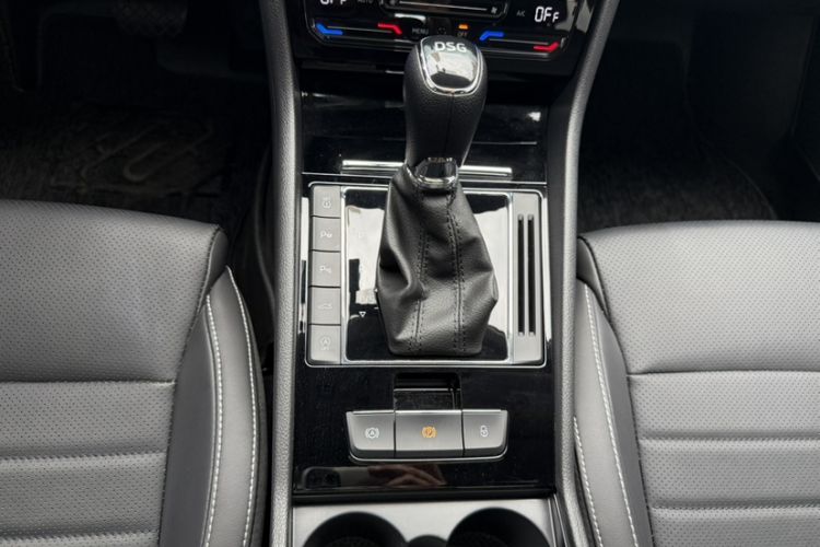 Used Skoda Superb 2023 Facelifted TSI280 DSG Luxury Edition Gear Lever