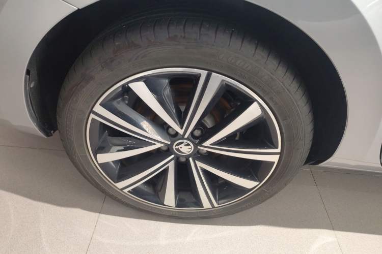 Used Skoda Superb 2023 Facelifted TSI280 DSG Luxury Edition Right Rear Wheel Hub