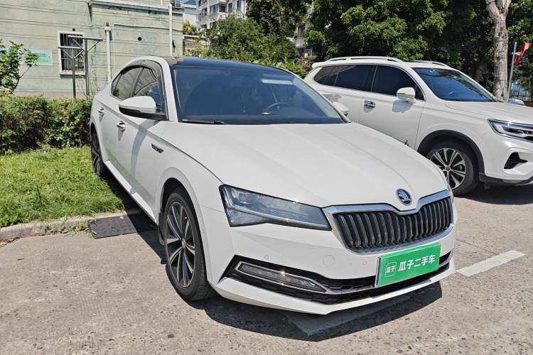 Used Skoda Superb 2023 Facelifted TSI280 DSG Luxury Edition Front Right 45 Deg