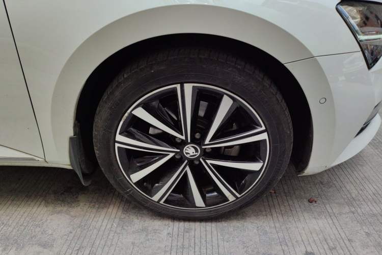 Used Skoda Superb 2023 Restyled TSI330 DSG Luxury Edition Right Front Wheel Hub