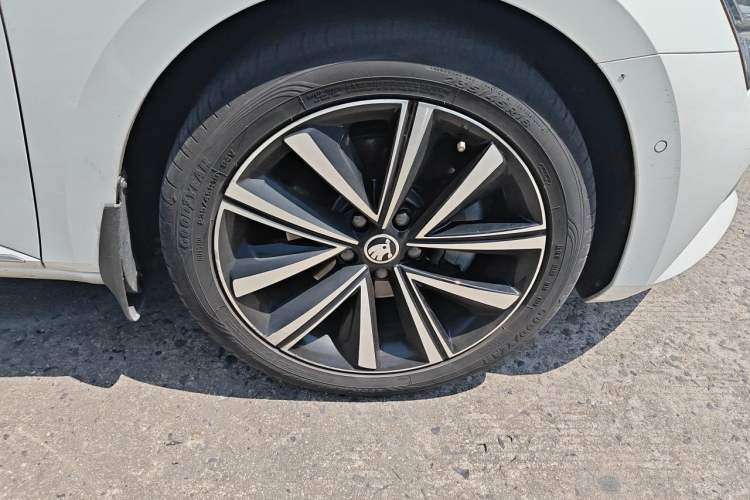Used Skoda Superb 2023 Facelifted TSI280 DSG Luxury Edition Right Front Wheel Hub
