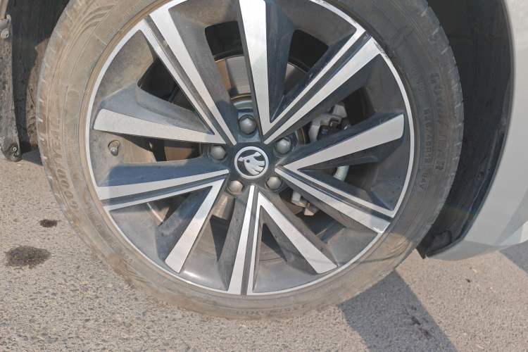 Used Skoda Superb 2023 Facelifted TSI280 DSG Luxury Edition Right Front Wheel Hub